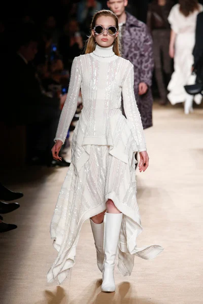 Look 16